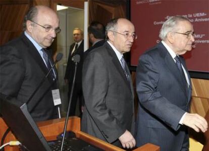 El comisario europeo de Asuntos Económicos, Joaquín Almunia, el gobernador del Banco de España, Miguel Ángel Fernández Ordóñez, y Luis Ángel Rojo, quien ocupara este cargo hasta 2000.