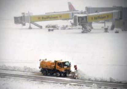 Un quitanieves trabaja hoy en la pista de aterrizaje del aeropuerto de Viena hoy. Tras una gran nevada caida durante la noche, los vieneses se han despertado con hasta 30 centímetros de nieve.