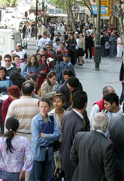 Colas de inmigrantes para entregar las solicitudes en Madrid.