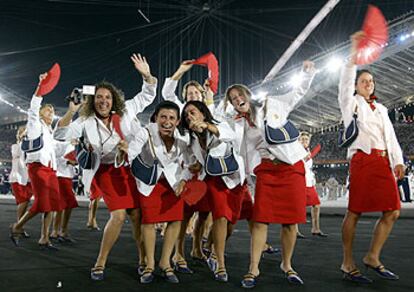 Deportistas de la delegación española saludan durante el desfile de la ceremonia inaugural de ayer en el estadio olímpico de Atenas.