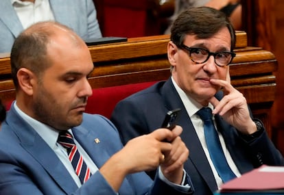 El president Illa, acompañado del consejero Albert Dalmau, durante la sesión de control. ENRIC FONTCUBERTA / EFE