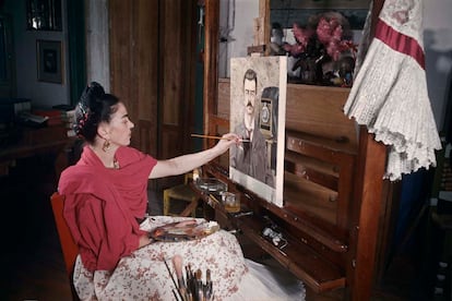 Por la casa azul de Kahlo (la compró su padre y ella nació y murió allí) pasarían una lista interminable de artistas y activistas políticos entre los que destacan Trotski (que llegó a México huyendo de Stalin), María Félix, Chavela Vargas o el fotógrafo Fritz Henle. Si Virginia Woolf defendía en Una habitación propia que las mujeres necesitan un espacio personal para dar rienda suelta a su creatividad y tener independencia, el hogar de Coyoacán se convirtió en el refugio creativo de la mexicana. Aquí, pintando el retrato de su padre.