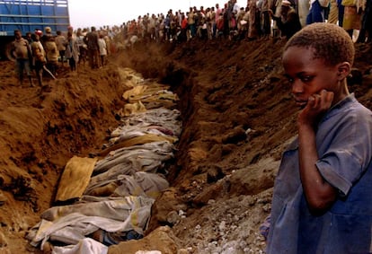 Ruanda, con ocho millones de habitantes, se convirtió en una inmensa fosa común ante la práctica pasividad de la comunidad internacional. En la imagen, una niña ruandesa ante una fosa común donde decenas de cadáveres van a ser sepultados, el 20 de julio de 1994.