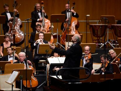 El director húngaro Iván Fischer y algunos integrantes de la Budapest Festival Orchestra durante su concierto en la Sala Argenta, ayer sábado en Santander.