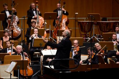 El director húngaro Iván Fischer y algunos integrantes de la Budapest Festival Orchestra durante su concierto en la Sala Argenta, ayer sábado en Santander.