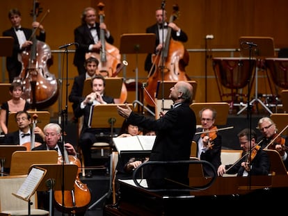 El director húngaro Iván Fischer y algunos integrantes de la Budapest Festival Orchestra durante su concierto en la Sala Argenta, ayer sábado en Santander.