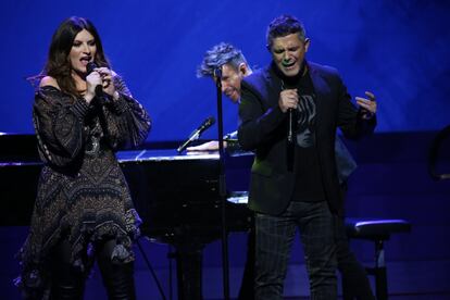 Alejandro Sanz (a la derecha), Laura Pausini y Pablo López, su actuación en la gala.