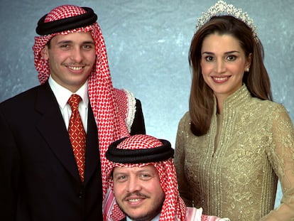 El rey Abdalá (sentado) entre su hermano Hamzah y su esposa, Rania, en febrero de 2000.