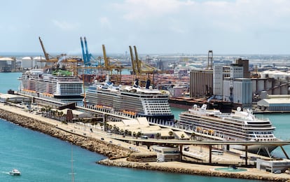 La terminal de cruceros del puerto de Barcelona vista desde el piso 26º del hotel W.