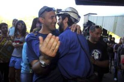 Uno de los cinco mineros que permanecían desde el 11 de julio último en el pozo de Santa Cruz del Sil (León) es recibido por sus familiares tras abandonar esta tarde su encierro de protesta.