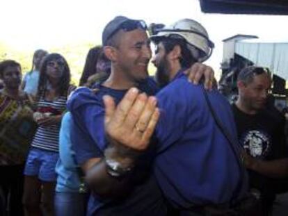 Uno de los cinco mineros que permanecían desde el 11 de julio último en el pozo de Santa Cruz del Sil (León) es recibido por sus familiares tras abandonar esta tarde su encierro de protesta.