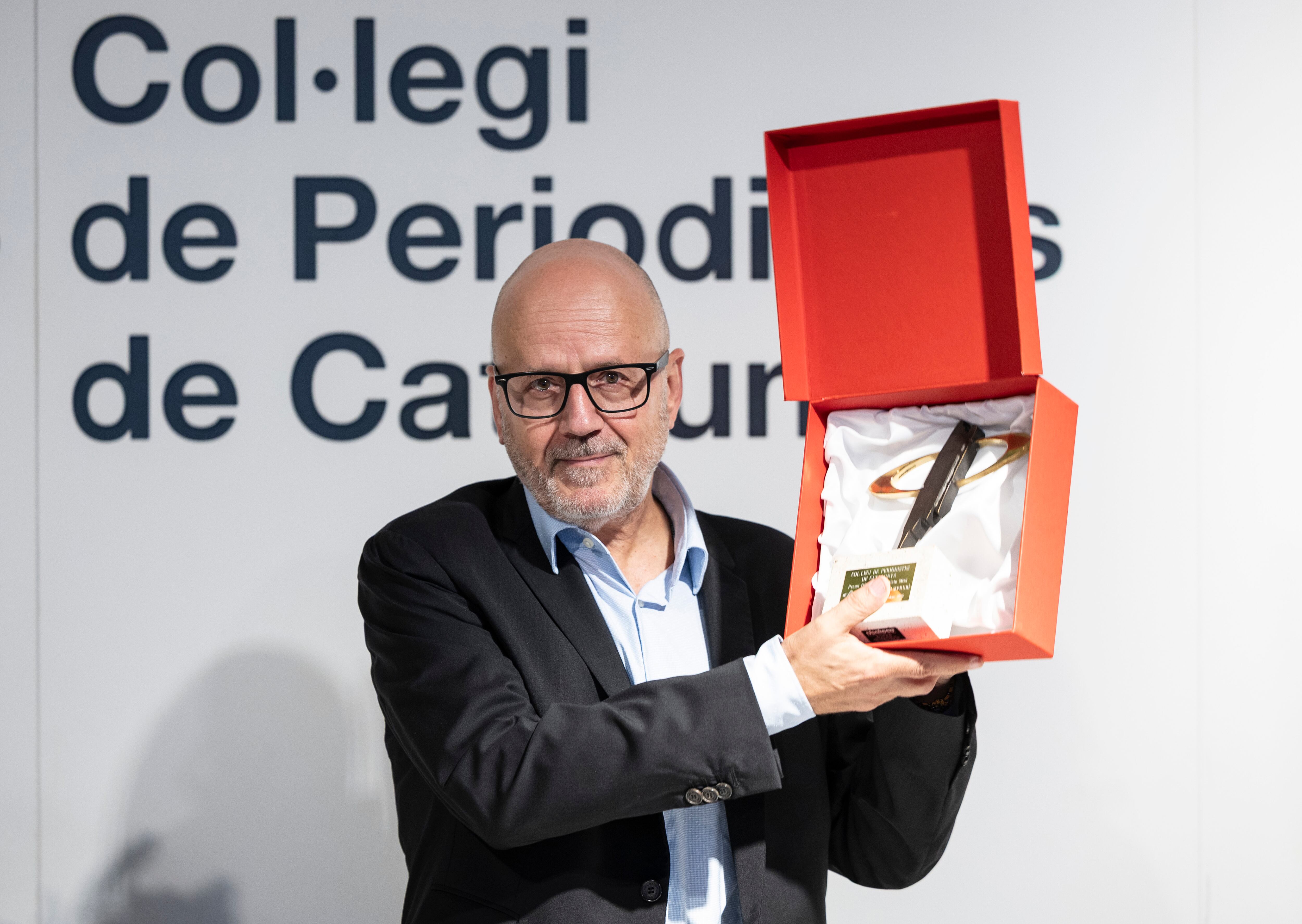 Ramon Besa recibe el premio Ofici del Colegio de Periodistas de Cataluña en un acto en los locales del colegio. 