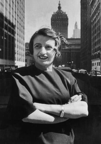 Ayn Rand, delante de la Estaci&oacute;n Central de Manhattan.