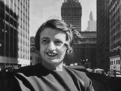 Ayn Rand, delante de la Estaci&oacute;n Central de Manhattan.