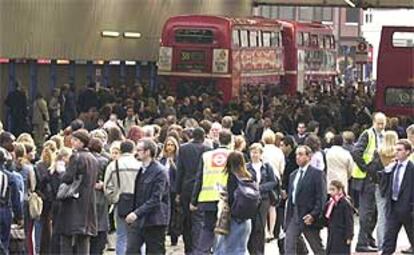 Cientos de personas buscan esta mañana un autobús en la estación Victoria de Londres.
