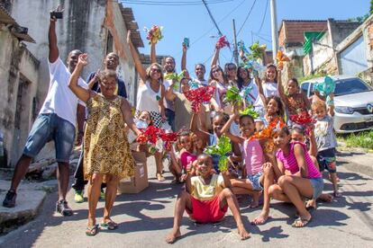 ONG Voz das comunidades distribui ovos de páscoa no Morro do Alemão.