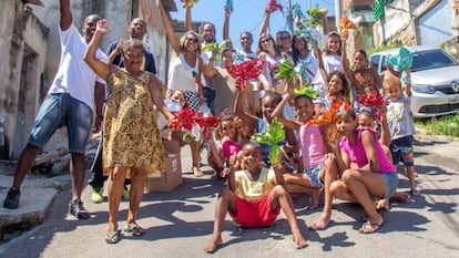 ONG Voz das comunidades distribui ovos de páscoa no Morro do Alemão.