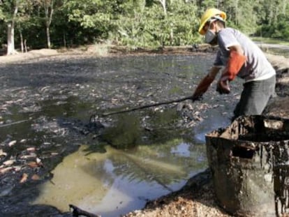 Imagen de un pozo contaminado en Taraco, Ecuador, en 2007.