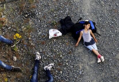 Ariana, de 7 años, descansa tras cruzar la frontera junto a su padre y otros 45 sirios.