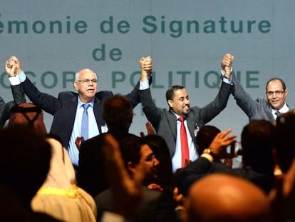 Miembros de las delegaciones de los Parlamentos de Trípoli y Tobruk celebran la firma del acuerdo sobre el Gobierno de unidad, este jueves en Sjirat.