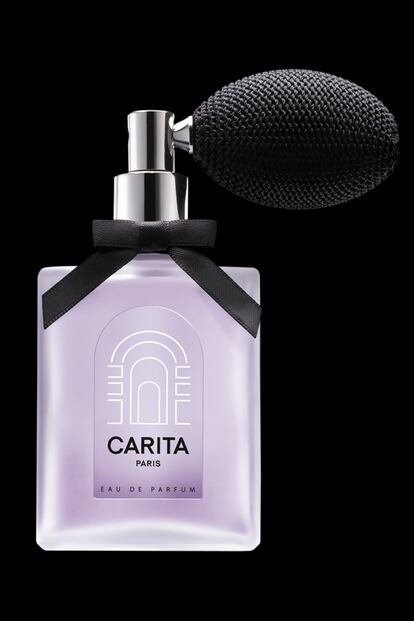 El primer eau de parfum de Carita es pura feminidad floral. Sus notas de salida están protagonizadas por frescos capullos de rosa, el corazón por infusión de rosa, violeta e iris y el fondo de almizcle, vainilla y ámbar. El envase de 100 ml cuesta 100 euros.