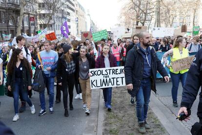 La activista sueca Greta Thunberg, al frente de una movilización juvenil contra el cambio climático.