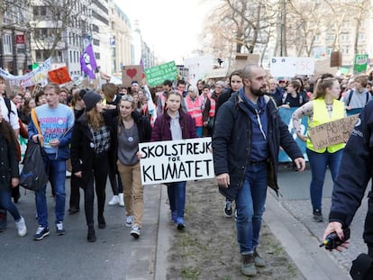 La activista sueca Greta Thunberg, al frente de una movilización juvenil contra el cambio climático.