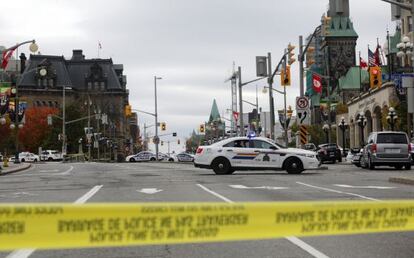 La polic&iacute;a de Ottawa acordon&oacute; las inmediaciones del Parlamento. 