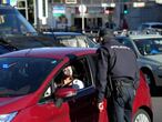 Un policía junto a una conductora en un control de tráfico en el distrito madrileño de Moncloa, este sábado.
