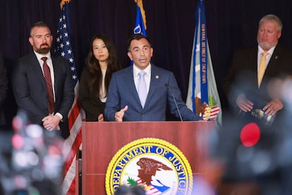 Martin Estrada, fiscal federal de California, durante la rueda de prensa celebrada para informar sobre las detenciones en relación con la muerte del actor Matthew Perry, este 15 de agosto en Los Ángeles, California.