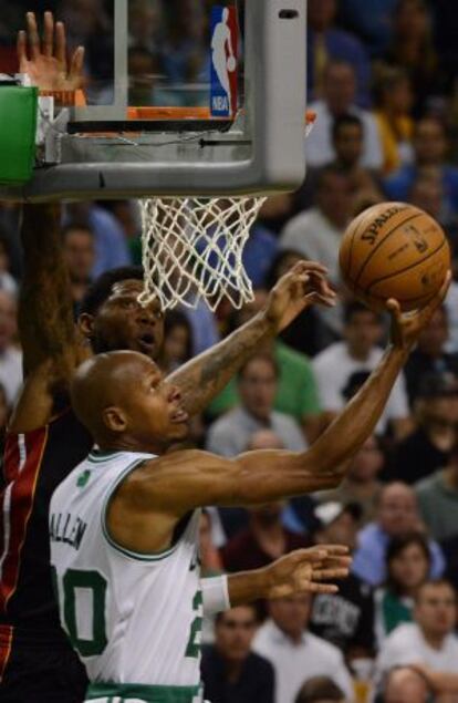 Ray Allen lanza a canasta ante Udonis Haslem.