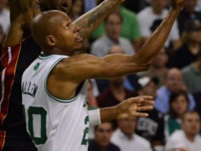 Ray Allen lanza a canasta ante Udonis Haslem.