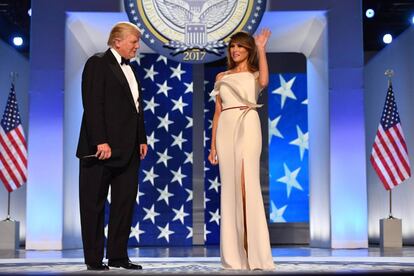 Donald J. Trump y Melania Trump, en el baile tras la toma de posesión.