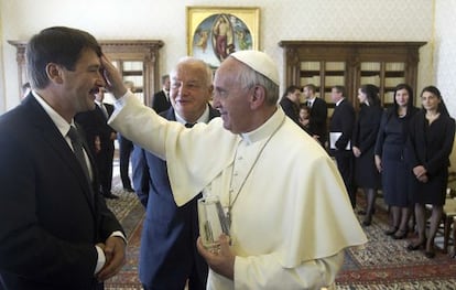 El Papa bendice al presidente de Hungría este viernes.