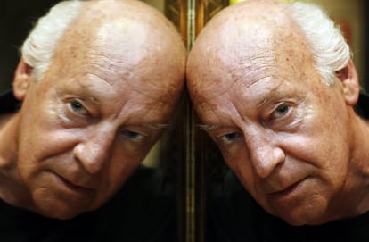 El escritor Eduardo Galeano retratado en Madrid, en septiembre de 2008.