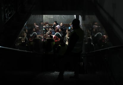 Decenas de mujeres y niños salían el miércoles en un tren desde la estación central de Lviv (Ucrania) hacia Polonia. 