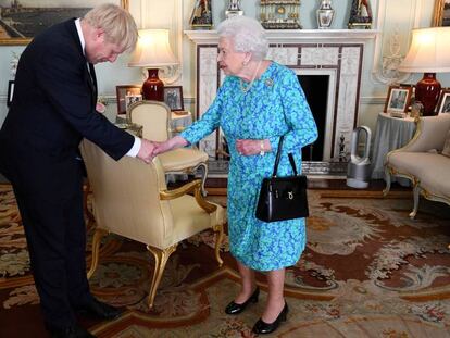 Isabel II recibe al primer ministro, Boris Johnson, en el palacio de Buckingham.