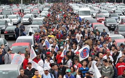 Protesto do Dia Nacional de Paralisação em frente à Volkswagen, em São Bernardo do Campo, São Paulo.