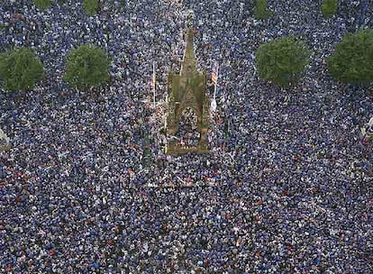 Los aficionados de ambos equipos siguen el partido con emocin y nervios. En la foto, los aficionados del Rangers que no han podido entrar en el campo siguen el encuentro a travs de las pantallaas gigantes situadas en el centro de Manchestar.