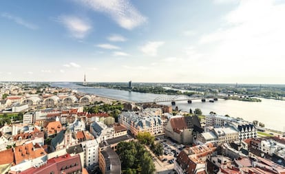 Panorámica del centro histórico de Riga (Letonia), junto al río Daugava.