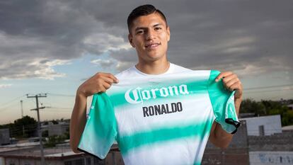 Ronaldo Cisneros posa com sua camiseta do Santos Laguna.