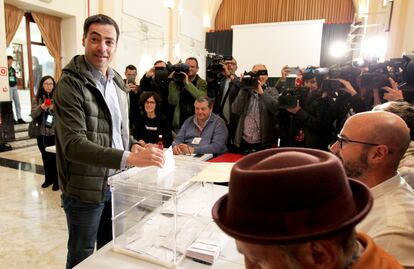 El candidato del PNV, Imanol Pradales, deposita su papeleta este domingo en el centro cultural Santa Clara de Portugalete, en Bizkaia.