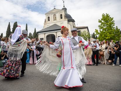 Varios chulapos bailan junto a la ermita de San Isidro, este lunes.