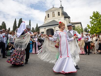 Varios chulapos bailan junto a la ermita de San Isidro, este lunes.