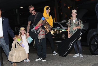 David Beckham ,con tres de sus hijos, en el aeropuerto de Los Ángeles camino de Londres. La familia ha dado por finalizadas sus vacaciones de verano.