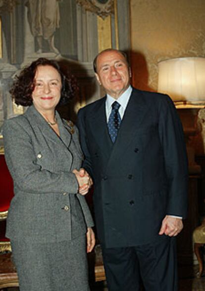 Ana Palacio, junto a Silvio Berlusconi, ayer en Roma.