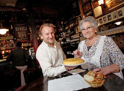 Concha Marfil y su hijo, en el restaurante madrileño La Bodega de la Ardosa.