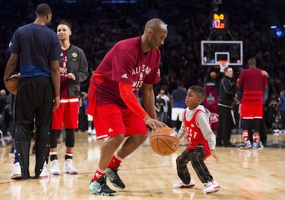 Western Conference's Kobe Bryant, of the Los Angeles Lakers, (24) plays around with Los Angeles Clippers' Chris Paul's son Chris Paul Jr. during second half NBA All-Star Game basketball action in Toronto on Sunday, Feb. 14, 2016. (Mark Blinch/The Canadian Press via AP) MANDATORY CREDIT
