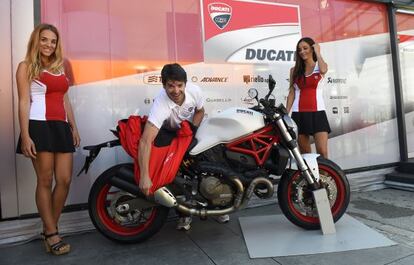 Carlos Checa, en Montmeló, en la presentación de la Ducati Monster.