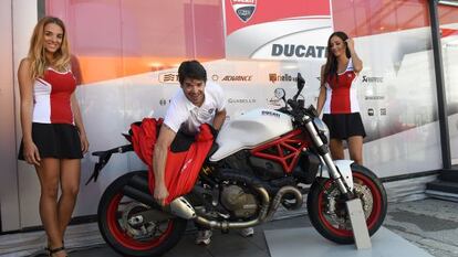 Carlos Checa, en Montmeló, en la presentación de la Ducati Monster.